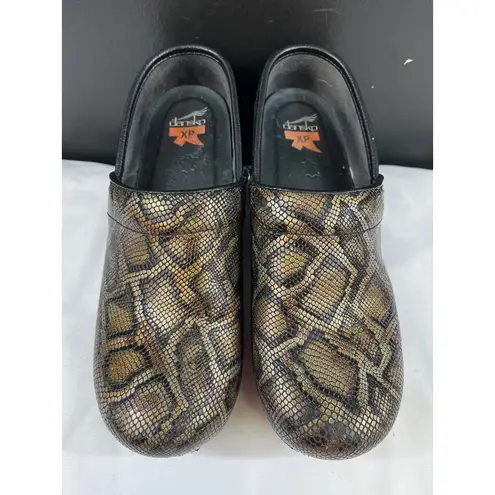 Dansko XP Women's Brown Snake Print Shoes/Clogs Size 39/8 SKU 5895