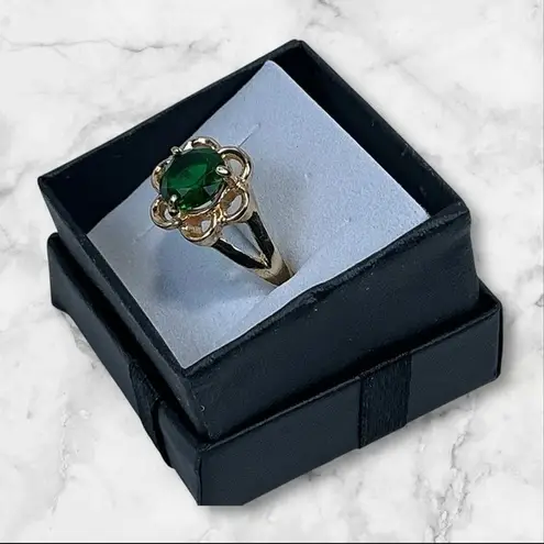 Vintage Style Gold Tone Flower Ring With Emerald Green Round Stone Size 6.5