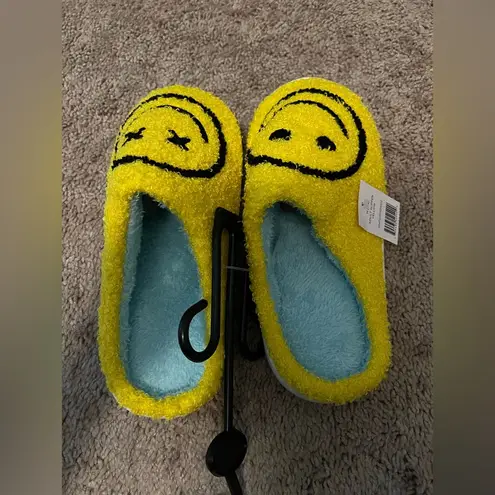 Yellow Smiley Face Cozy Slippers – Fuzzy Indoor Slip