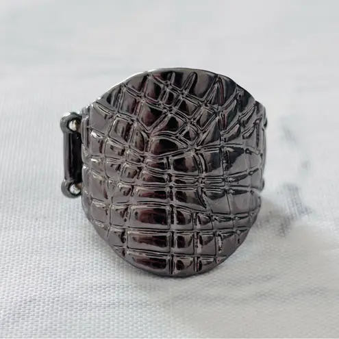 Metal Jungle black ring with a stretchy band.