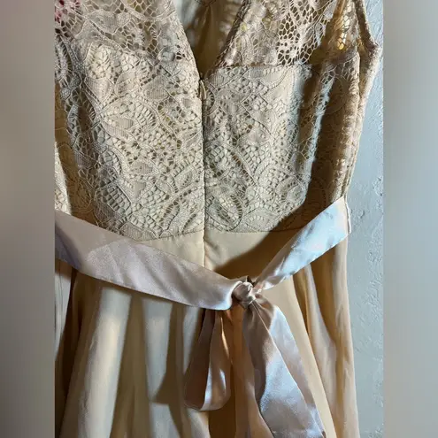 Party Dress Elegant Ecru Lace Dress, medium, satin bow and flowy lined bottom