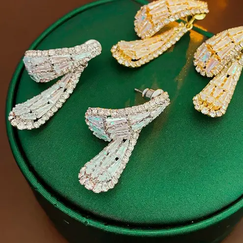 Simple Classic Style Solid Color Inlay Copper Rhinestones Silver Ear Studs