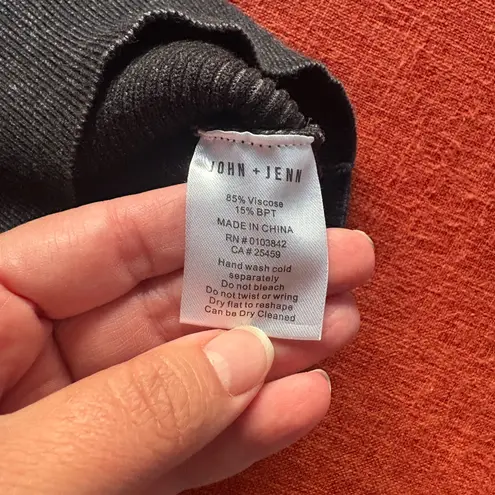 John + Jenn Gray/Black Short Sleeve Mock Neck Sweater, Small