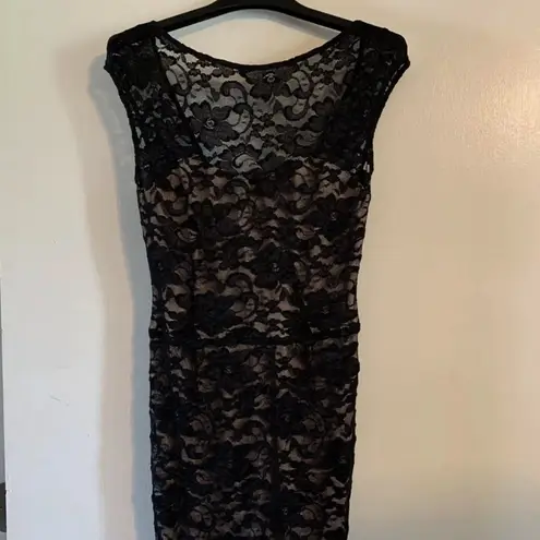 Donna Mizani NWT Form Fitting Dress Size Large Black Lace Overlay