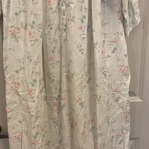 Eileen West classic nightgown size small White