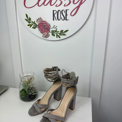 Cute Womens Sandals Size 8 Gray