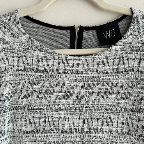 W5 Anthropologie Black and White Fringe Hem 3/4 Sleeve Zippered Aztec Blouse, M