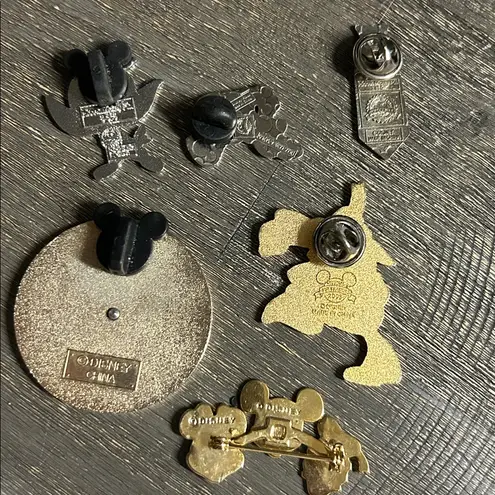 10 Disney Pins