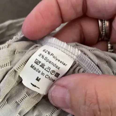 Women’s Leggings/High Waisted Yoga Pants Textured Gray Fabric Size M NEW Size M