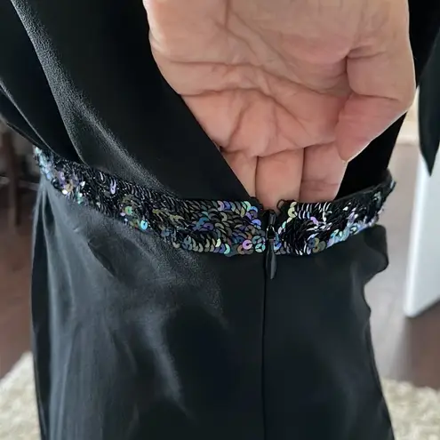 EXPRESS  XS Sleeveless‎ Top. V-neck Halter with tie. Sequenced at rib cage.