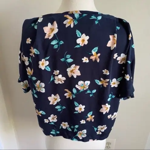 Elodie  floral short sleeve blouse size
XS.