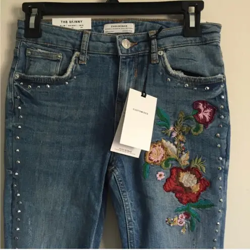 ZARA Light Wash Denim Floral Rose Embroidered Studded Raw Hem Skinny Jeans NEW