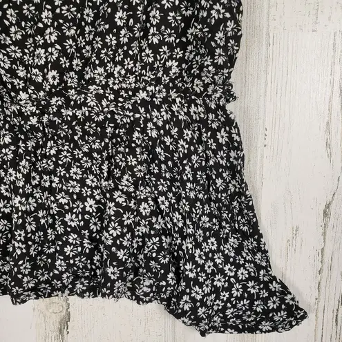 Everleigh NWT Sleeveless Black White Floral Sharkbite Tank Top Size Medium