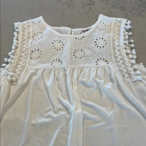 Rain & Rose White Sleeveless Top with Eyelet Details and Tassels size XL