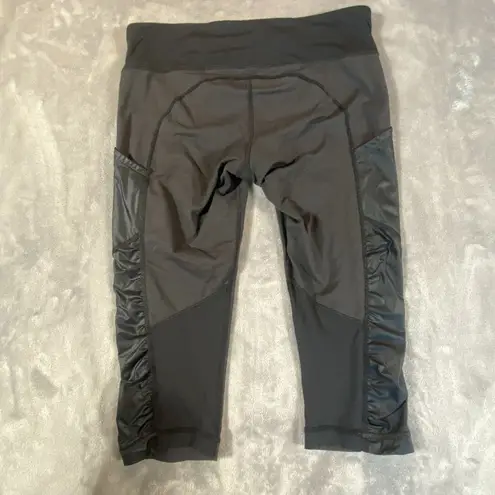 Lululemon Leggings Capri Pants 8 Black Foil Sides‎ Yoga Running Dance Textured