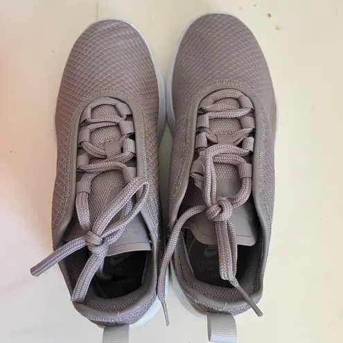 Nike  Women’s Air Max Motion 2 Low Top Sneakers Size 5.5 Color Pumice Beige New