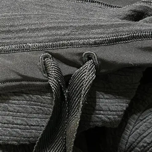 Lululemon Women's Textured Pullover 1/4 Zip Black Size M/L Mock Neck Cropped Silver