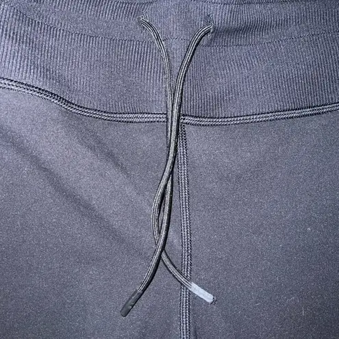 Vuori  Daily Joggers with golf logo