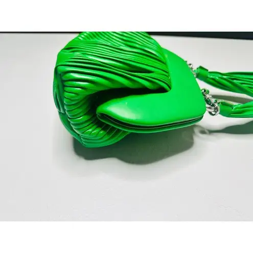 THEMOIRé Green Leather Magnetic Closure Puffy Trim Tia Plissa Bag Purse