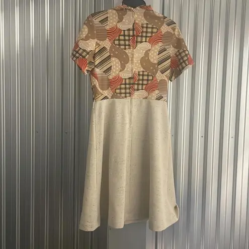 1970s Linda Matthew’s Retro Neutral Geometric Print Short Sleeve Dress Tan Size M