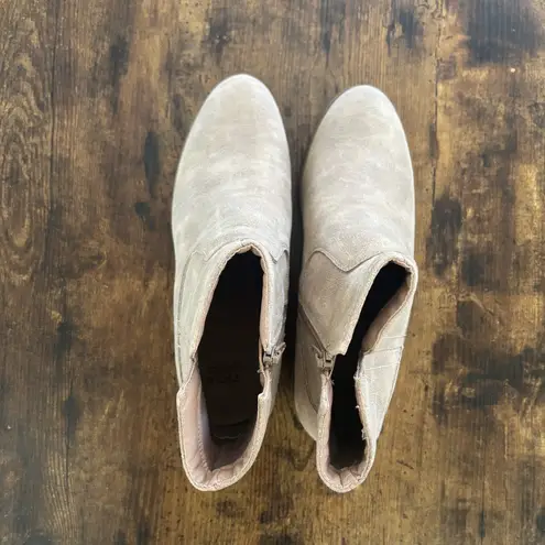 Frye Estrely Tan Ankle Boots with Suede Finish NWOT Size 10