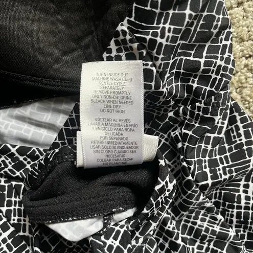 Jaclyn Smith Woman's Black And White Size 12 Tankini Swim Top Padded Bra Area