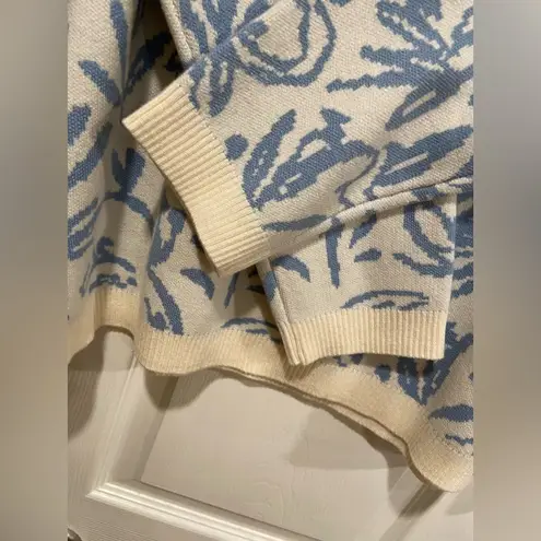 Tahari NWT  Size 2X Light Blue Cream Floral Soft Plush Knit Crew Neck Sweater