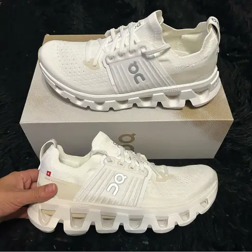 ON CLOUDSWIFT white cream lace up running athletic training shoes sneakers sz 9
