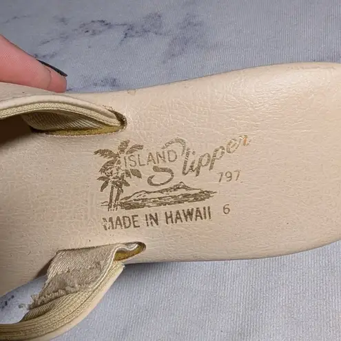 Vtg 1970s Island Slipper Ivory Faux Leather Flower Wooden Wedge Slide Sandals 6 Tan