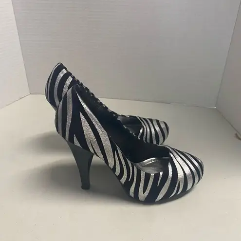 Twenty One Women’s Sucess 45 Zebra Print 4 Inch Heels Size 6 Black Silver