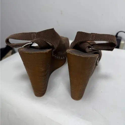 Charles David Tahnee Wedge Sandal in Chocolate Suede