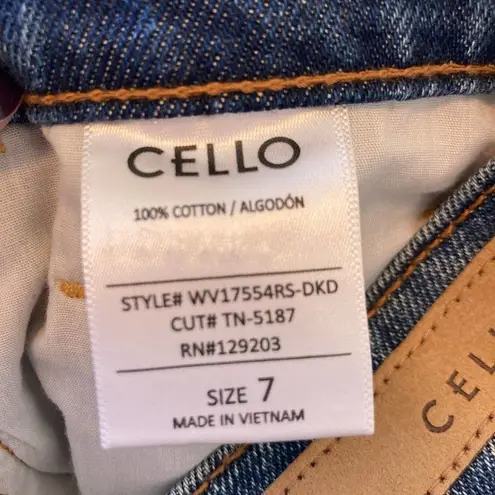 Cello NWT  Super High Rise Dad Jeans Distressed Size 7 28 New Ripped The Buckle