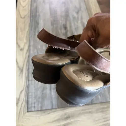 The Leather Collection Women’s Comfort Sandal Sling Back Tan Sz 8W Three Buckle Brown