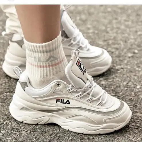 FILA  Low Ray Sneakers Size: 8 wide Like New B14A