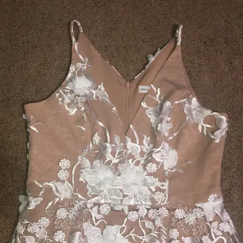 Dress the Population Sidney Floral Appliqué Illusion Sheer Gown White/Nude M