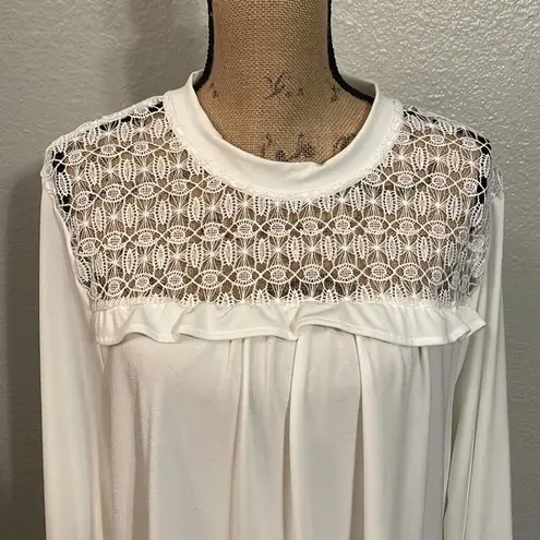 Massini Beautiful 𤩠white plus size top with embroidered lace neckline. EUC.