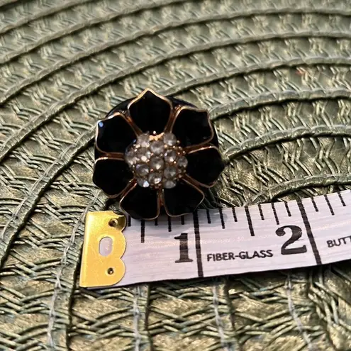 Simply stunning navy blue with gold colored trim and crystals flower ring EUC Size 6