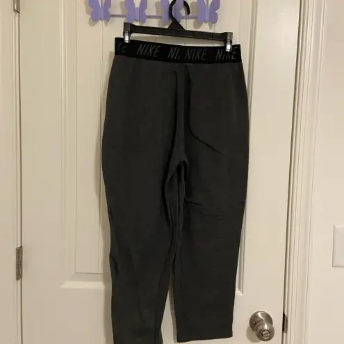 Nike NWOT | ‎ women’s gray loose cropped lounge sweatpants — small