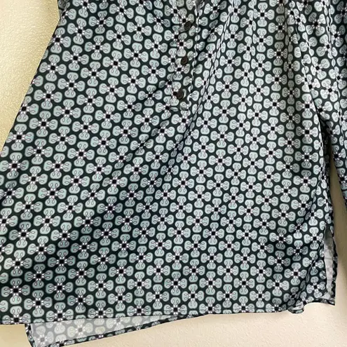 Lesley Evers Top Womens 1X Plus Blue Long Sleeve Button Up V Neck Printed