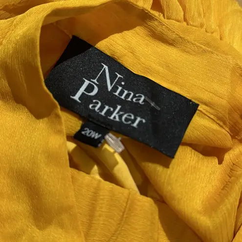NWOT NINA PARKER Trendy Plus Size Button