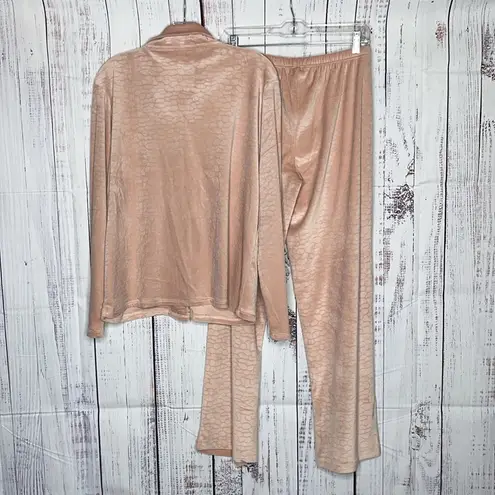 Born Sleepwear NWT Size M/L Pink Plush 2 Pc. Pajama Set