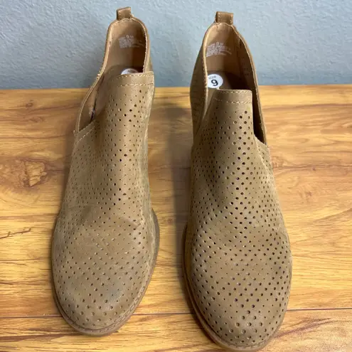 Baretraps Rizzo Perforated Faux Suede Ankle Boots Size 9 Tan Block Heel NEW