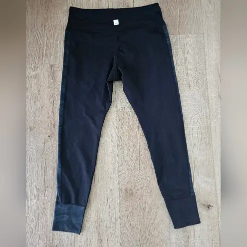 Vuori Black And Grey Camo Leggings with Wide Waistband and Slim Fit