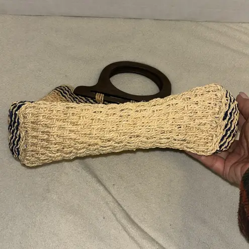 STRAW BAG WITH WOODEN HANDLES FISH DESIGN WTH NLING ON FRONT
NAVY BLUE AND TAN - Image 7