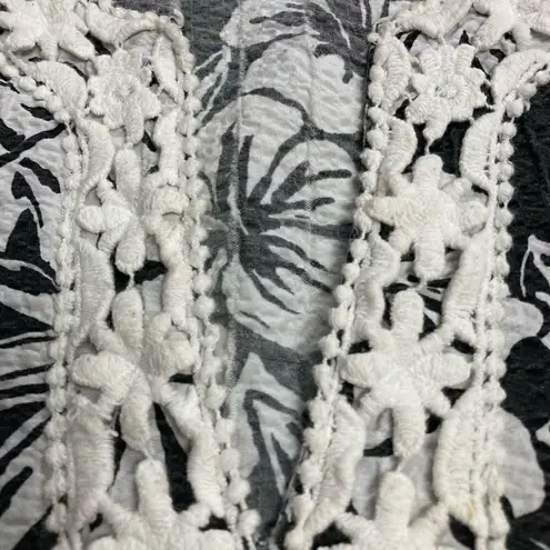 Cathy Daniels , Women’s top, Size Large, Gray & White Floral, 3/4 length sleeves - Image 9