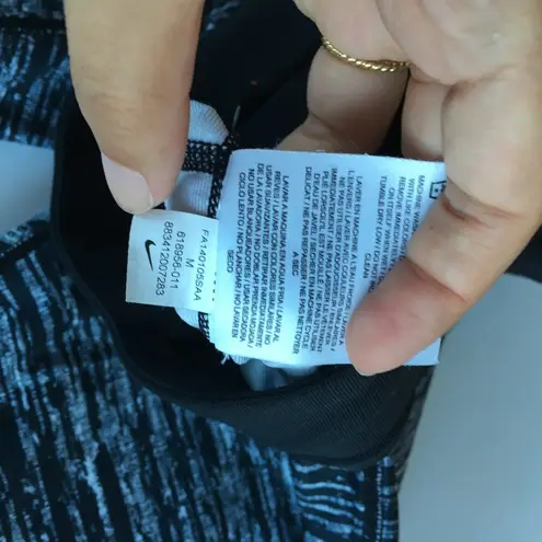 Nike  Printed Relay Capri (Black/Matte Silver) Women's Capri Size M Athletic Yoga