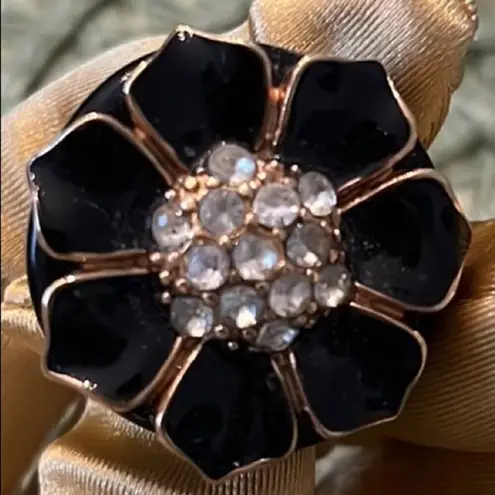 Simply stunning navy blue with gold colored trim and crystals flower ring EUC Size 6