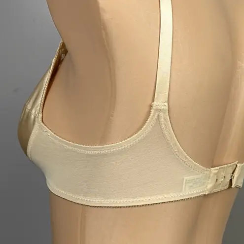 Vanity Fair Vintage NEW NOS Bra Size 32B Nylon Fiberfill Lined 72-278 Wire Free