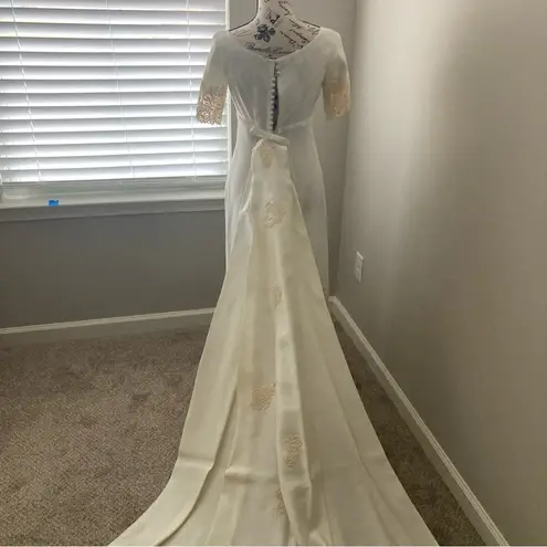 Vintage 1950’s Short Sleeved Ivory Linen Wedding Bridal Dress With Train