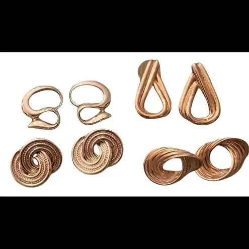 4āpair of gold coloredāearrings Swirly & sophisticatedāEVC